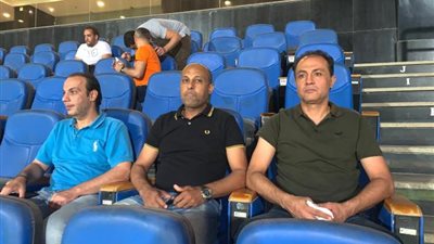 طارق مصطفى وأحمد أيوب يتابعان مباراة بيراميدز والإنتاج الحربي