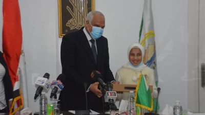شاهد.. كيف كرم محافظ الجيزة الطفلة شيرين محمد بعد فوزها بالمسابقة العالمية لحفظ القرآن الكريم؟