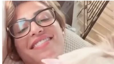 منة فضالي تشارك جمهورها بإطلالة صباحية برفقة كلبها