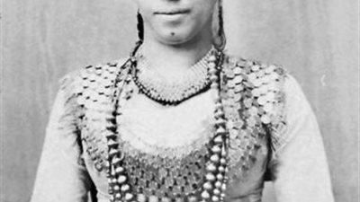 والدها كان ”شيخ المقرئين ”  ومن أعيان البلاد  .. ووالدتها ”بنت سلطان المماليك.. ولها قصة مثيرة مع ”سعد زغلول ..”حكاية” بمبة كشر”  أشهر راقصات  مصر