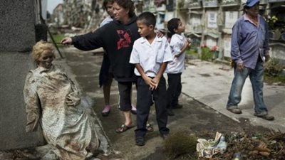 أغرب تقاليع كورونا.. عائلات تنبش القبور وتخرج الجثث من أجل السيلفي