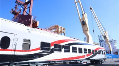 وزير النقل يتابع استكمال أعمال تنزيل 13 عربة جديدة للركاب بميناء الإسكندرية