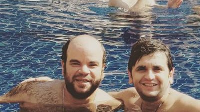 مصطفى خاطر يهنىء محمد عبد الرحمن بعيد ميلاده داخل حمام السباحة