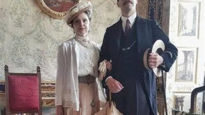 من الزمن الجميل .. زوجان يشعلان السوشيال ميديا بأزياء من القرن الـ19