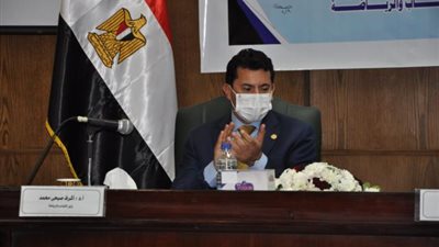 بالصور .. وزير الشباب والرياضة يناقش رسالة دكتوراة بتجارة عين شمس