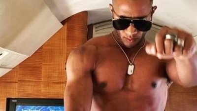 بالفيديو.. محمد رمضان يستعرض عضلاته بصحبة عائلته داخل طائرته الخاصة