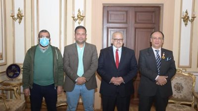 فريق بحثي بجامعة القاهرة يكتشف أول آثار أقدام للديناصورات بالصحراء الشرقية