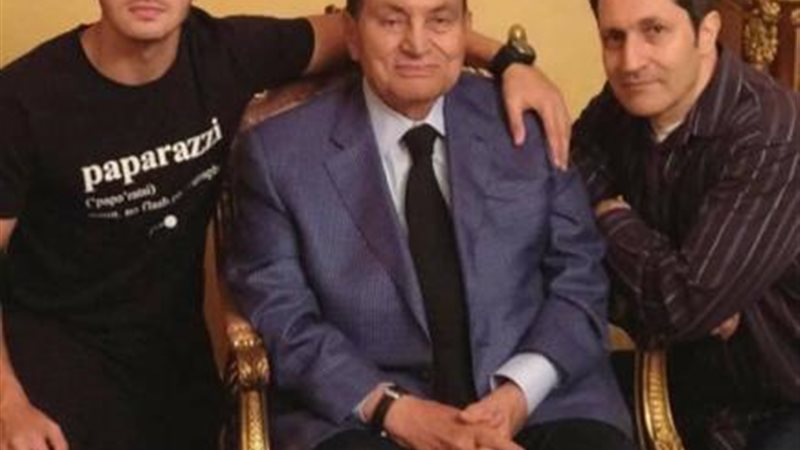 مبارك مع علاء وعمر