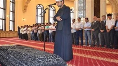 هل تختلف صلاة الجنازة على النساء عن الرجال ؟ .. اعرف الإجابة