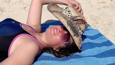 نرمين الفقي تتألق في أحدث إطلالة لها من حمام السباحة