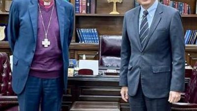 خلال لقاء اليوم.. تعرف على هدية سفير سنغافورة لرئيس الأسقفية