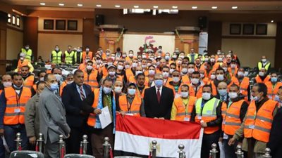 بعد رفعها لـ500 ألف وثيقة.. القوى العاملة تسلم وثائق تأمين تكافلي للعمالة غير المنتظمة بشركة مقاولات