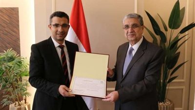وزير الكهرباء يكرم أحد المهندسين بشهادة تقدير لحصوله على درجة الدكتوراه