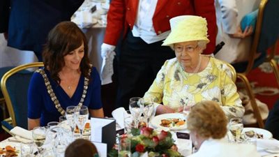 لماذا تمنع الملكة إليزابيث تناول البيتزا في القصر الملكي؟.. اعرف السر وراء ذلك