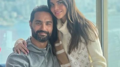 كريم فهمى بإطلالة رومانسية مع زوجته