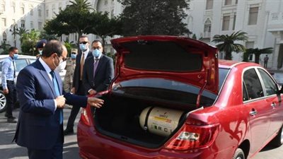 بالصور.. السيسي يتفقد نماذج سيارات كبرى الشركات العالمية «المُصنعة محليًا»
