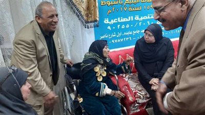 تفاصيل إنقاذ سيدة مسنة بلا مأوى من أحد الشوارع ونقلها لأحد دور الرعاية بأسيوط