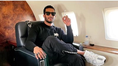 محمد رمضان يستفز جمهوره بصور من داخل طائرته الخاصة