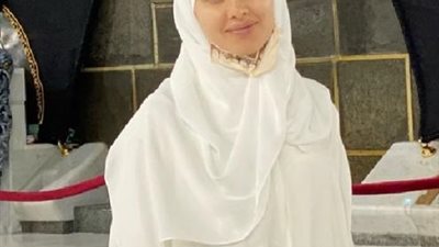 ياسمين رئيس تؤدى مناسك العمرة