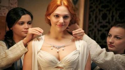 «السلطانة هويام» تخطف الأنظار برفقة بناتها من دبي