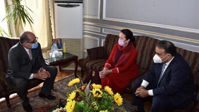 نائب رئيس جامعة عين شمس للدراسات العليا والبحوث يلتقي رئيس الجمعية الأوروبية للأورام