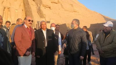 وزير السياحة والآثار ومحافظ أسوان يشهدان تعامد الشمس بأبو سمبل بحضور آلاف الزوار الأجانب