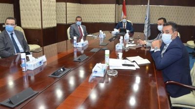 وزير الإسكان يستعرض مخطط تطوير قطعتي أرض لشركات قطاع الأعمال بمحور المحمودية