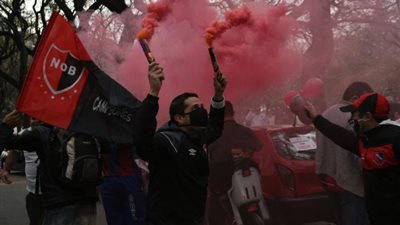 شاهد بالفيديو.. مظاهرات في الأرجنتين من أجل عودة ميسي لهذا الفريق