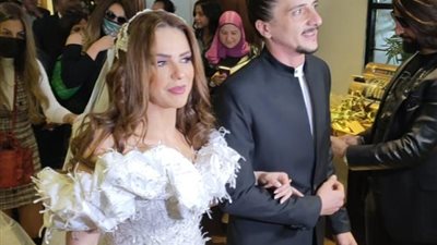 دنيا عبد العزيز تطلب من حضور حفل زفافها قراءة الفاتحة لوالدتها الراحلة