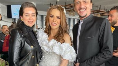 هبة مجدى تهنئ دنيا عبد العزيز بعقد قرانها
