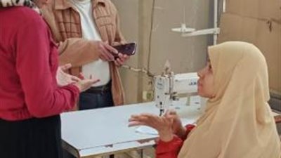 صور.. دورات تدريبية علي مهنة التفصيل لـ «الصم والبكم»