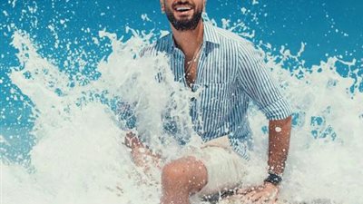 شاهد.. محمد الشرنوبي يخطف أنظار متابعيه بجلسة تصويريه علي شاطئ البحر