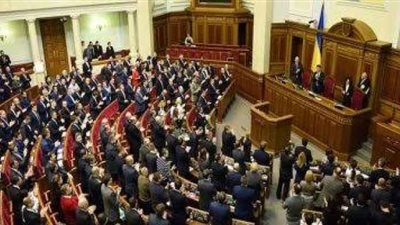 البرلمان الأوكراني يوافق على فرض حالة الطوارئ في البلاد