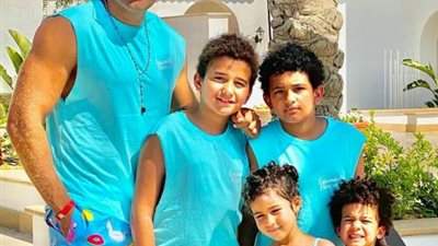 بالصورة.. محمد نور يستمتع بالعطلة الصيفية برفقة أبنائه الأربعة