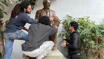 بالصور .. طلاب التربية الفنية جامعة حلوان يشاركون فى إعادة إحياء تماثيل الكلية