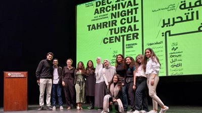 بالصور .. طلاب الجامعة الأمريكية بالقاهرة يبحثون تطور الصحف المصرية