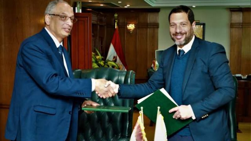 جانب من توقيع البروتوكول