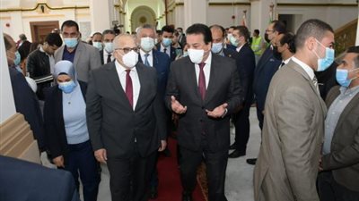 بالصور .. وزير التعليم العالي ورئيس جامعة القاهرة يفتتحان أعمال ترميم المبنى الإداري لكلية الآداب