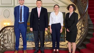 رئيس جامعة عين شمس يلتقي تحالف الجامعات البريطانية المشاركة في قمة جلاسجو للمناخ