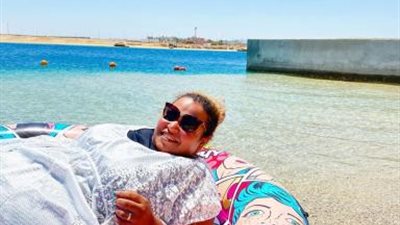 شكراً يا بحر أنت الوحيد اللي شيلتني. ويزو تداعب متابعيها بصورة على الشاطىء