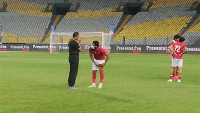 صور.. تعليمات خاصة من مدرب الأهلي لصالح جمعة قبل إنطلاق الشوط الثاني