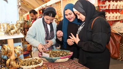 بالصور .. طلاب جامعة عين شمس فى زيارة لمعرض ديارنا للحرف اليدوية