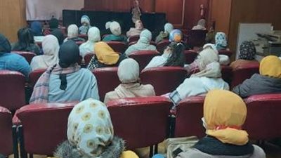 بالصور .. ورشة تعريفية بكتابة السيرة الذاتية والتقدم للمنح الدراسية ببنات عين شمس