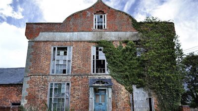 مهجور لأكثر من 40 عاما.. بيع قصر مسكون بـ 700 ألف جنيه.. اعرف حكايته