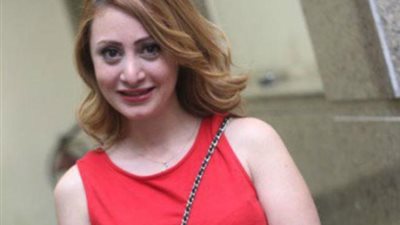 منة تيسير صحفية في ”ساعة شيطان” مع باسم سمرة