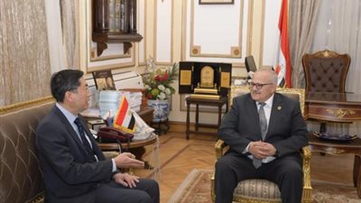 الخشت يلتقي سفير سنغافورة بالقاهرة .. اعرف السبب