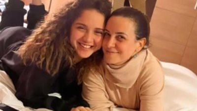 رنا رئيس بإبتسامة رقيقة مع ريهام عبد الغفور