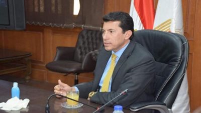 وزير الرياضة يُكرم ”بائع الفريسكا”