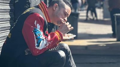 حسن شاكوش يخطف التريند بصورة على الرصيف