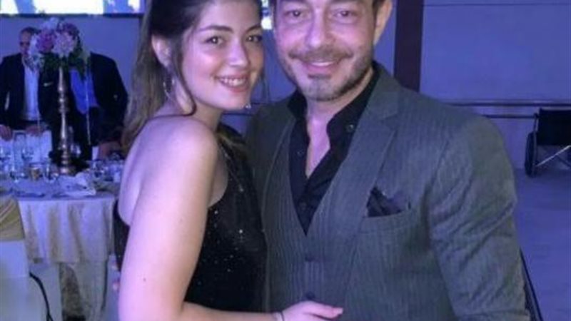 أحمد زاهر ونجلته